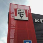 Enseigne avec le logo en gros plan