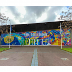 Découvrez comment Plastimage a métamorphosé le Palais des Congrès de Gruissan avec une fresque vitrophanie XXL signée Sely. Un projet artistique audacieux qui célèbre à la fois le patrimoine et la modernité !